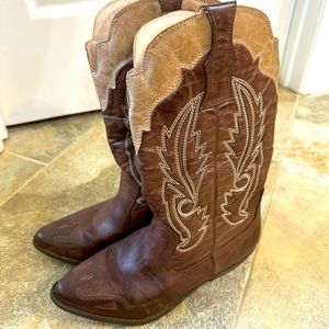 Women's two-toned cowboy boots